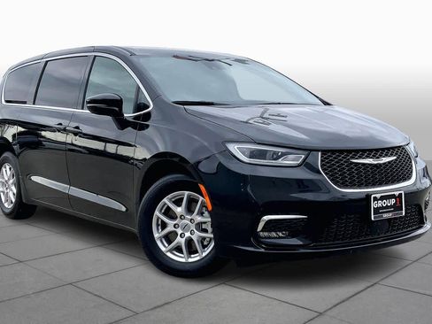 Used 2025 Chrysler Pacifica Select image 3