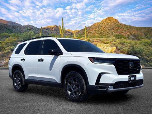 Used 2025 Honda Pilot TrailSport image 2