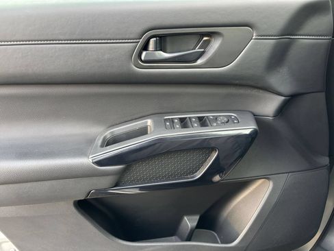 Used 2025 Nissan Pathfinder SV FWD image 18