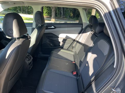 Certified 2022 Volkswagen Taos SE w/ Panoramic Sunroof Package FWD image 28