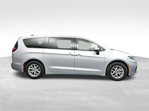 Used 2023 Chrysler Pacifica Touring-L FWD image 6