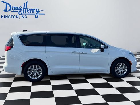 Used 2023 Chrysler Voyager LX FWD image 6