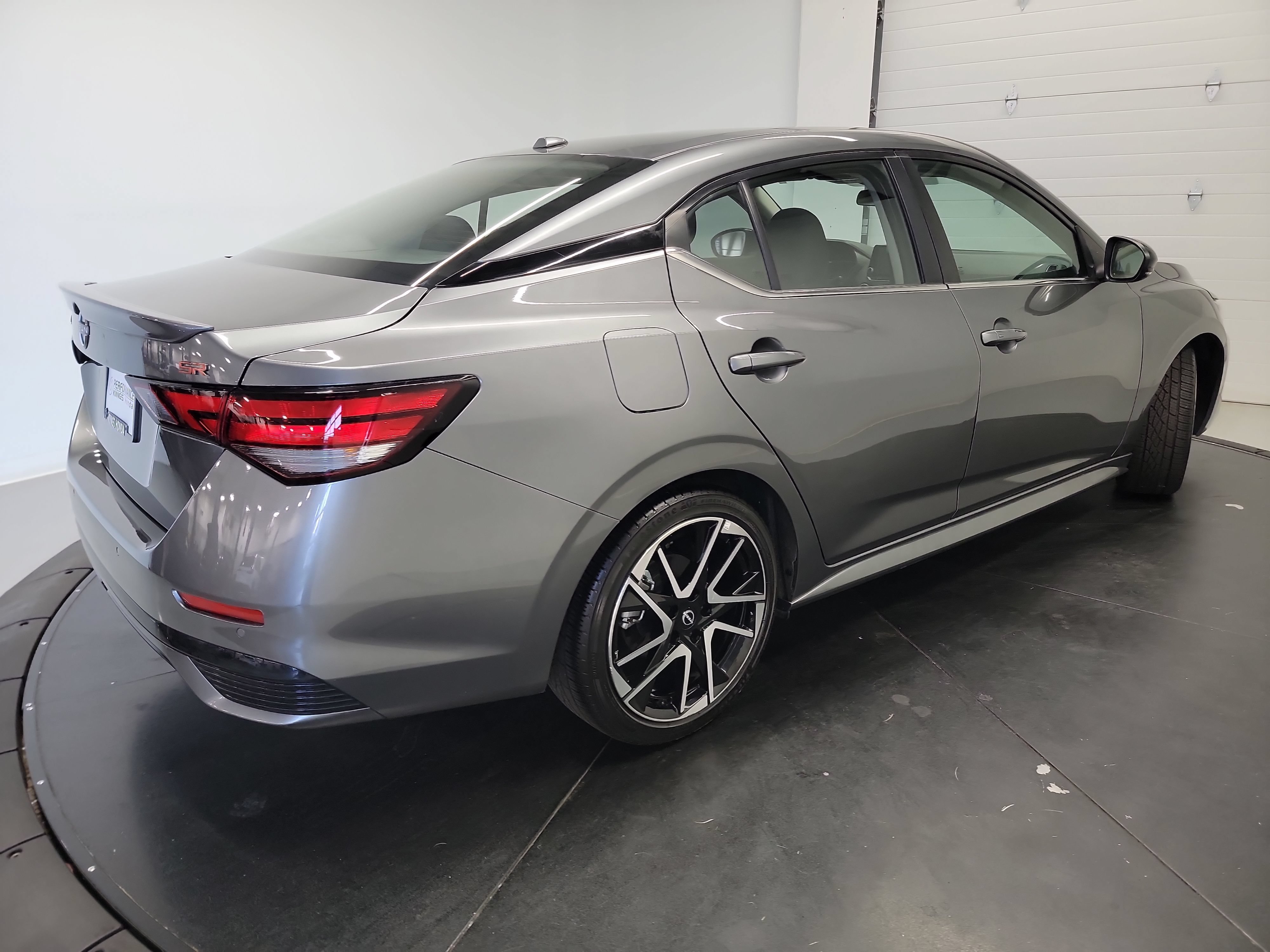 Used 2025 Nissan Sentra SR FWD image 9