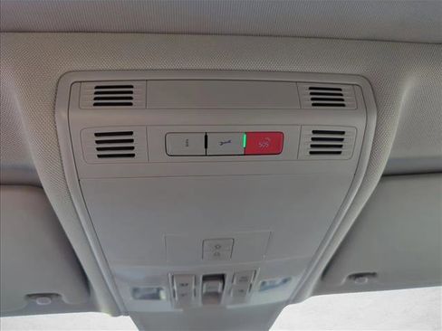 Used 2023 Volkswagen Tiguan SE w/ Panoramic Sunroof Package image 21