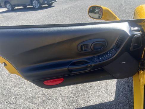 Used 2004 Chevrolet Corvette Convertible w/ Preferred Equipment Group RWD image 14