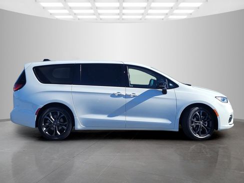 New 2026 Chrysler Pacifica Select image 3