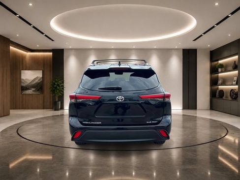 Used 2023 Toyota Highlander XLE AWD/4WD image 4