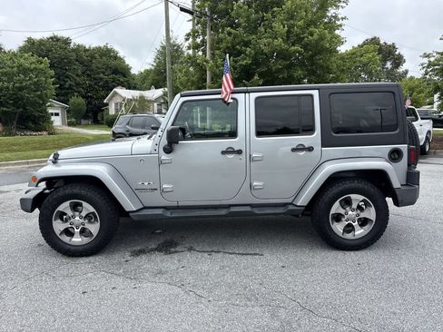 Used 2018 Jeep Wrangler Unlimited Sahara AWD/4WD image 9