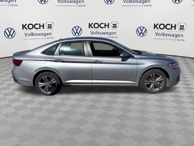 Used 2024 Volkswagen Jetta SE w/ Panoramic Sunroof Package FWD image 9