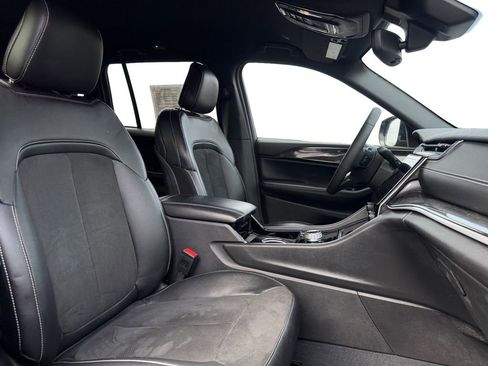 Used 2023 Jeep Grand Cherokee Altitude image 15