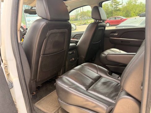 Used 2007 Chevrolet Suburban LT w/ LT Preferred Equipment Group AWD/4WD image 12