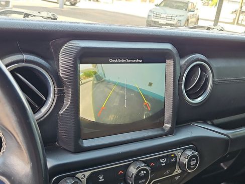 Used 2018 Jeep Wrangler Unlimited Sahara AWD/4WD image 14