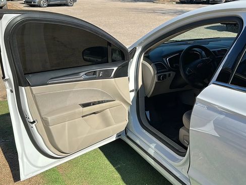 Used 2017 Ford Fusion SE w/ Fusion SE Technology Package image 15