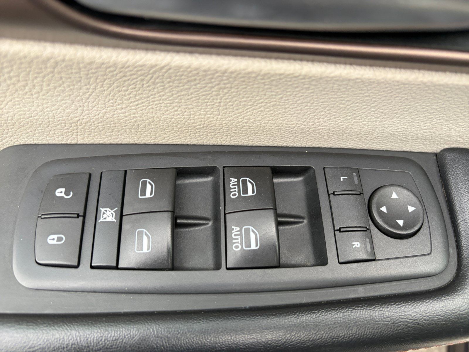 Used 2017 Chrysler Pacifica Touring w/ Tire & Wheel Group FWD image 16