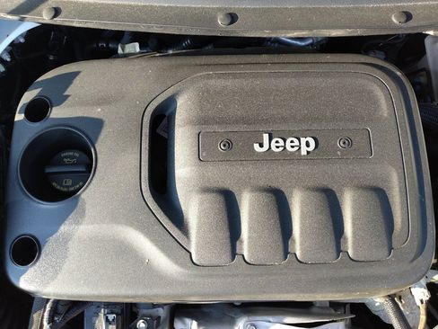 Used 2019 Jeep Cherokee Limited w/ Luxury Group AWD/4WD image 30