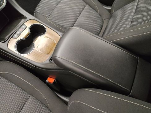 Used 2021 GMC Acadia SLE image 26