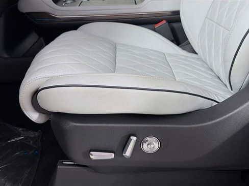 New 2026 Lincoln Navigator L Black Label AWD/4WD image 21