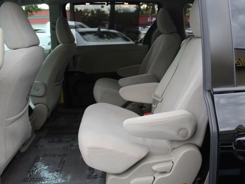 Used 2012 Toyota Sienna LE image 23