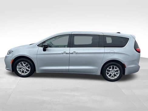 Used 2024 Chrysler Pacifica Touring-L image 2