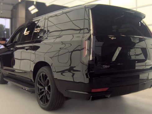 Used 2024 Cadillac Escalade ESV Sport w/ LPO, ONYX Package AWD/4WD image 4