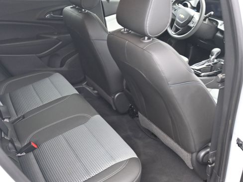 Used 2025 Chevrolet Trax LT FWD image 14