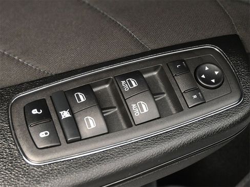 Used 2022 Dodge Charger SXT w/ Driver Convenience Group image 4