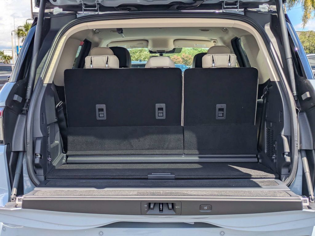 New 2027 Lincoln Navigator Premiere RWD image 13