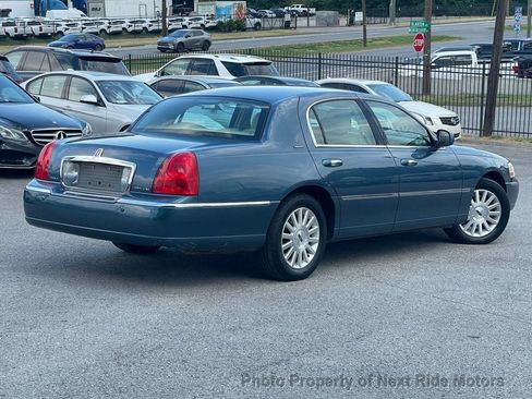 Used 2003 Lincoln Town Car Signature RWD image 7