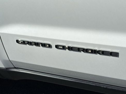 Used 2021 Jeep Grand Cherokee Laredo image 32