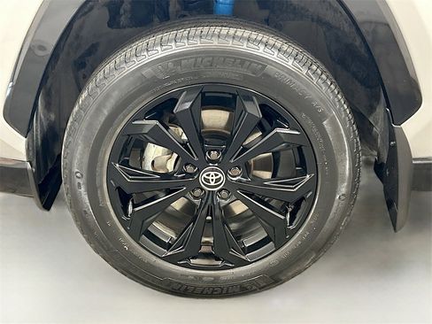 Used 2023 Toyota RAV4 SE image 29