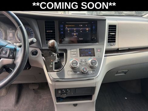 Used 2017 Toyota Sienna XLE FWD image 13