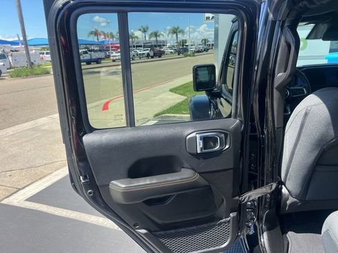 Used 2025 Jeep Wrangler Unlimited Sahara AWD/4WD image 30