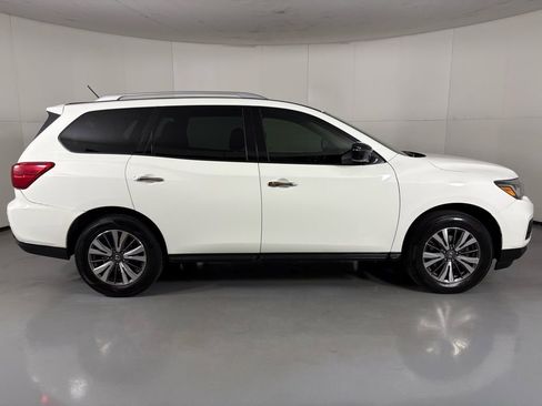 Certified 2017 Nissan Pathfinder SV image 9