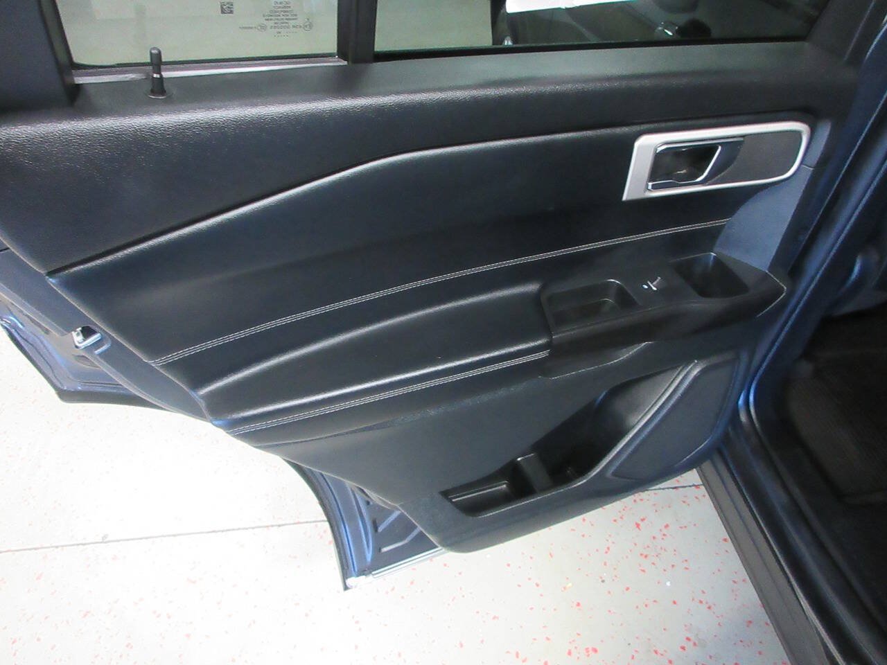 Used 2020 Ford Explorer XLT w/ Equipment Group 202A AWD/4WD image 30