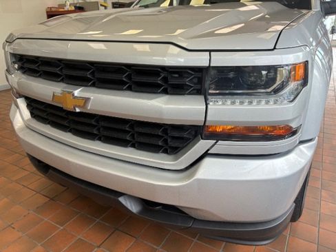 Used 2018 Chevrolet Silverado 1500 Custom w/ Custom Value Package RWD image 9
