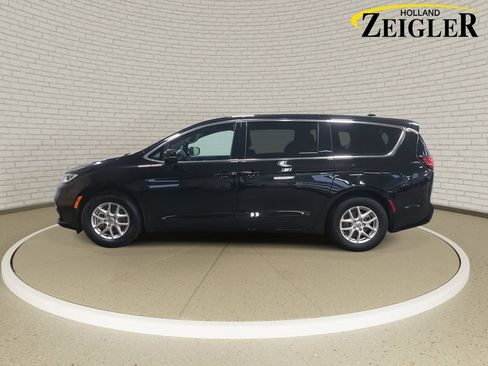 Used 2025 Chrysler Pacifica Select image 8