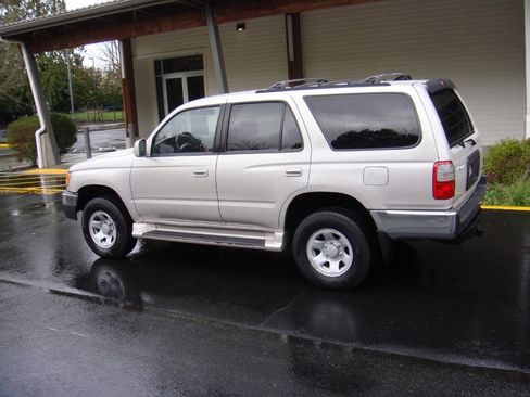 Used 2000 Toyota 4Runner SR5 image 9
