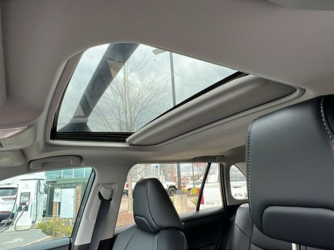 Used 2022 Toyota RAV4 XLE Premium image 19