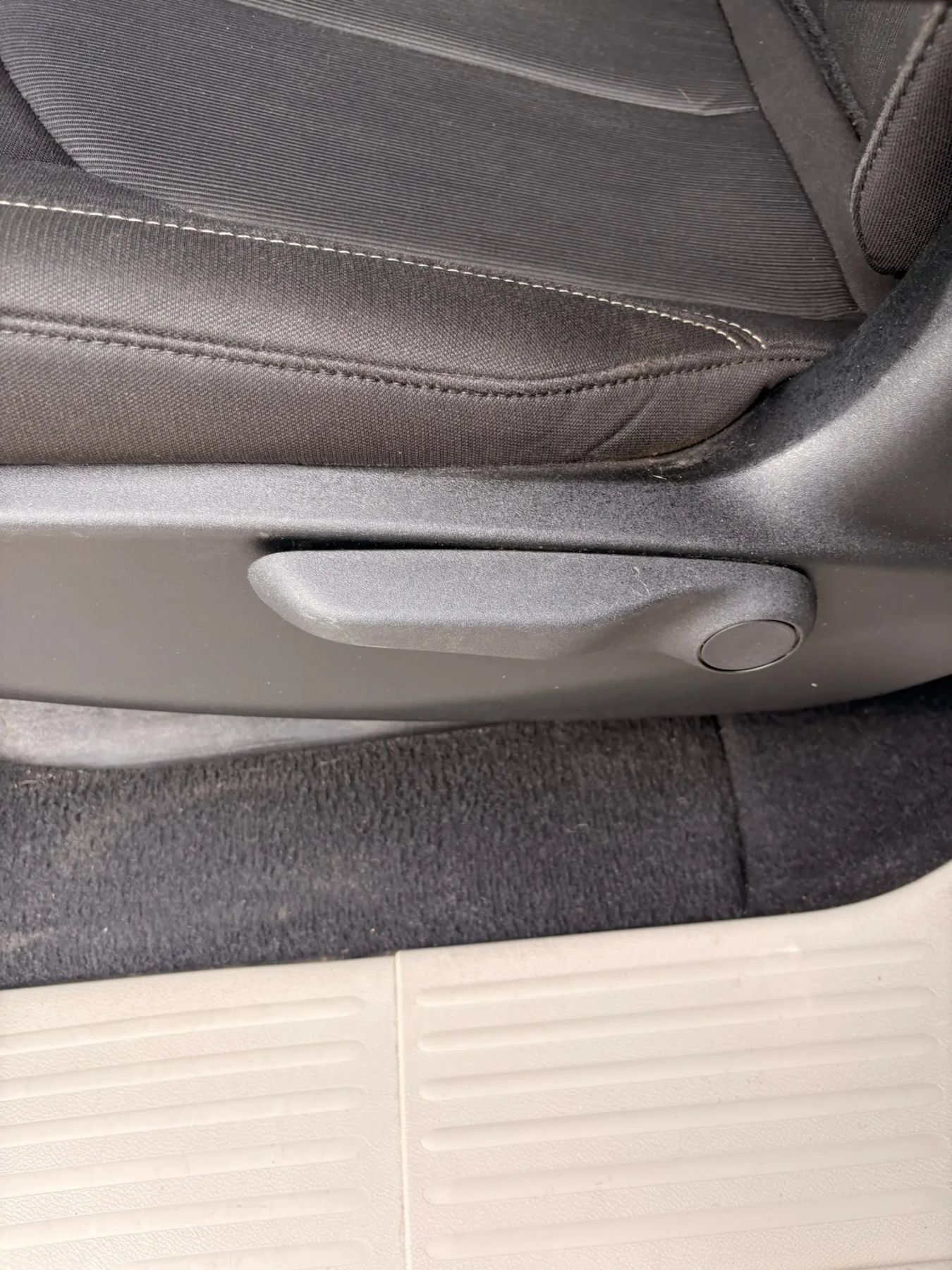 Used 2020 Chrysler Voyager LX w/ Cold Weather Group FWD image 28