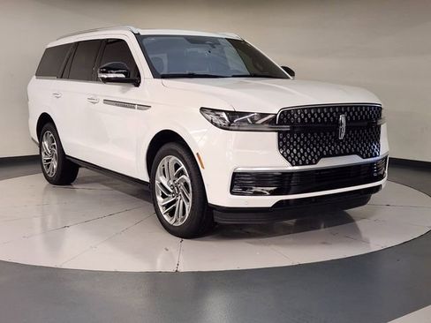 Used 2025 Lincoln Navigator Reserve image 7