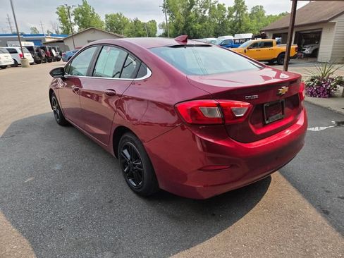 Used 2018 Chevrolet Cruze LT w/ Convenience Package FWD image 4