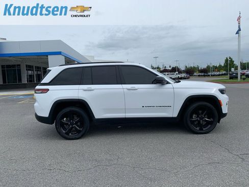 Used 2023 Jeep Grand Cherokee Altitude AWD/4WD image 8