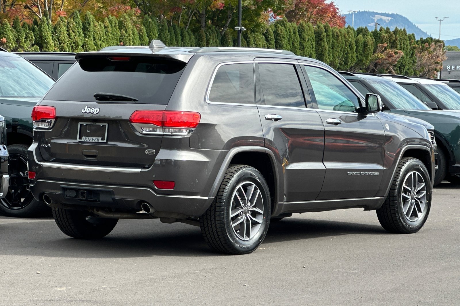 Used 2019 Jeep Grand Cherokee Overland AWD/4WD image 4