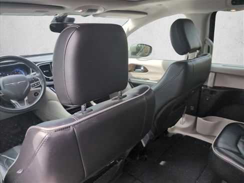 Used 2022 Chrysler Pacifica Limited image 18
