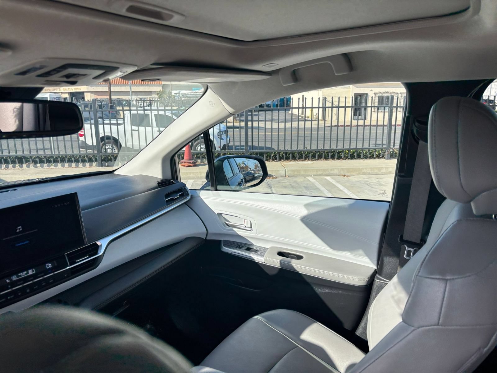 Used 2025 Toyota Sienna XLE FWD image 37