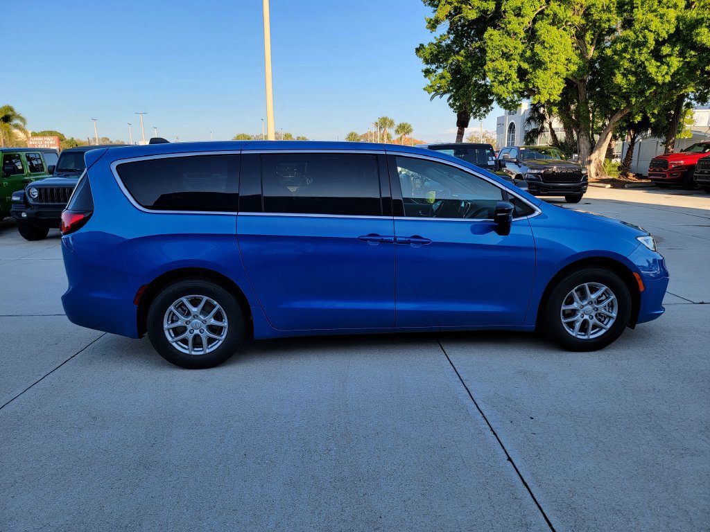 New 2026 Chrysler Pacifica Select FWD image 6