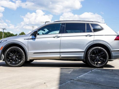 Used 2022 Volkswagen Tiguan SE R-Line image 9