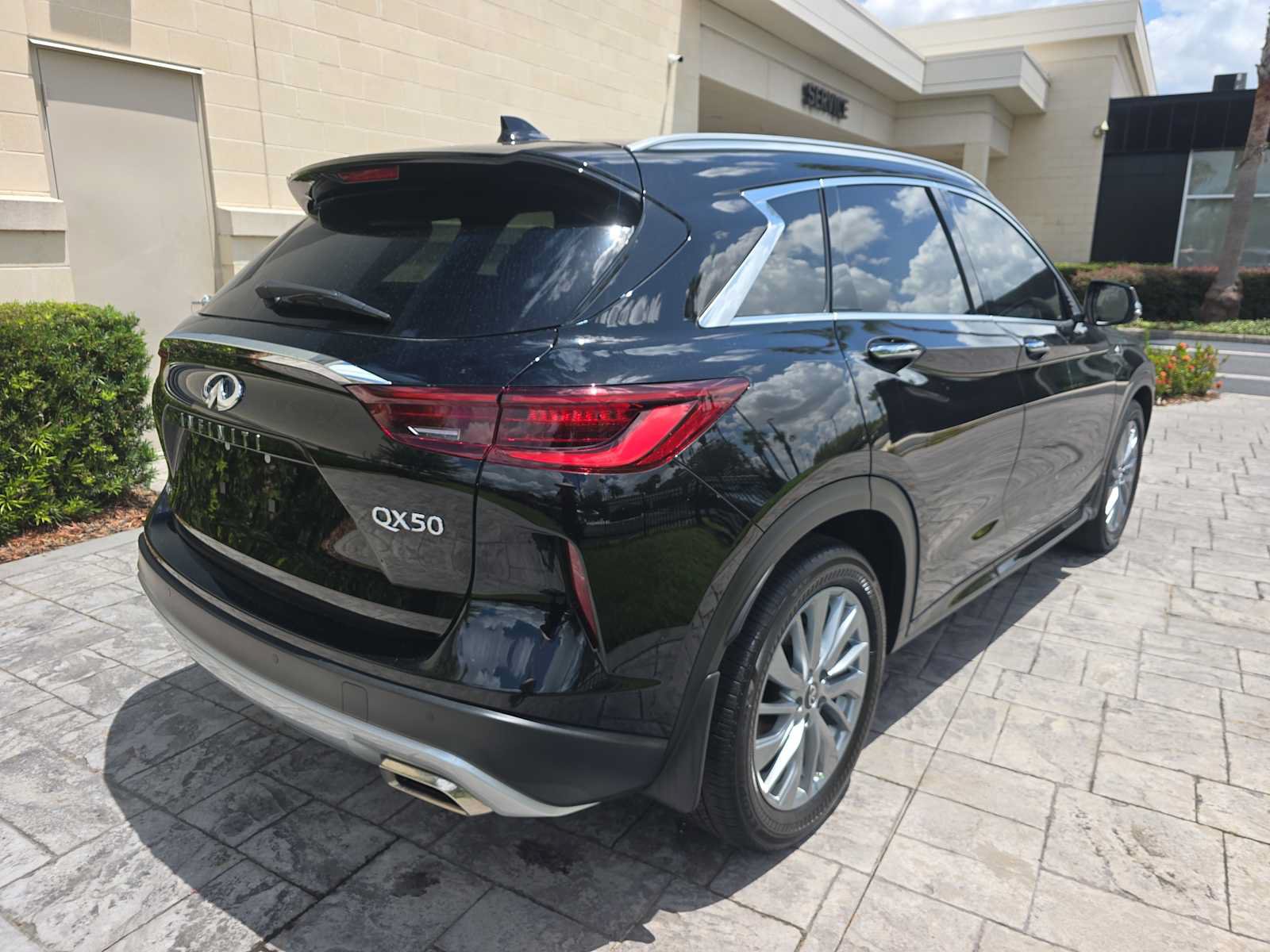 Certified 2025 INFINITI QX50 Luxe AWD/4WD image 3