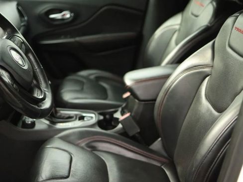 Used 2019 Jeep Cherokee Trailhawk image 13