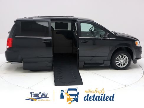 Used 2019 Dodge Grand Caravan SXT FWD image 2